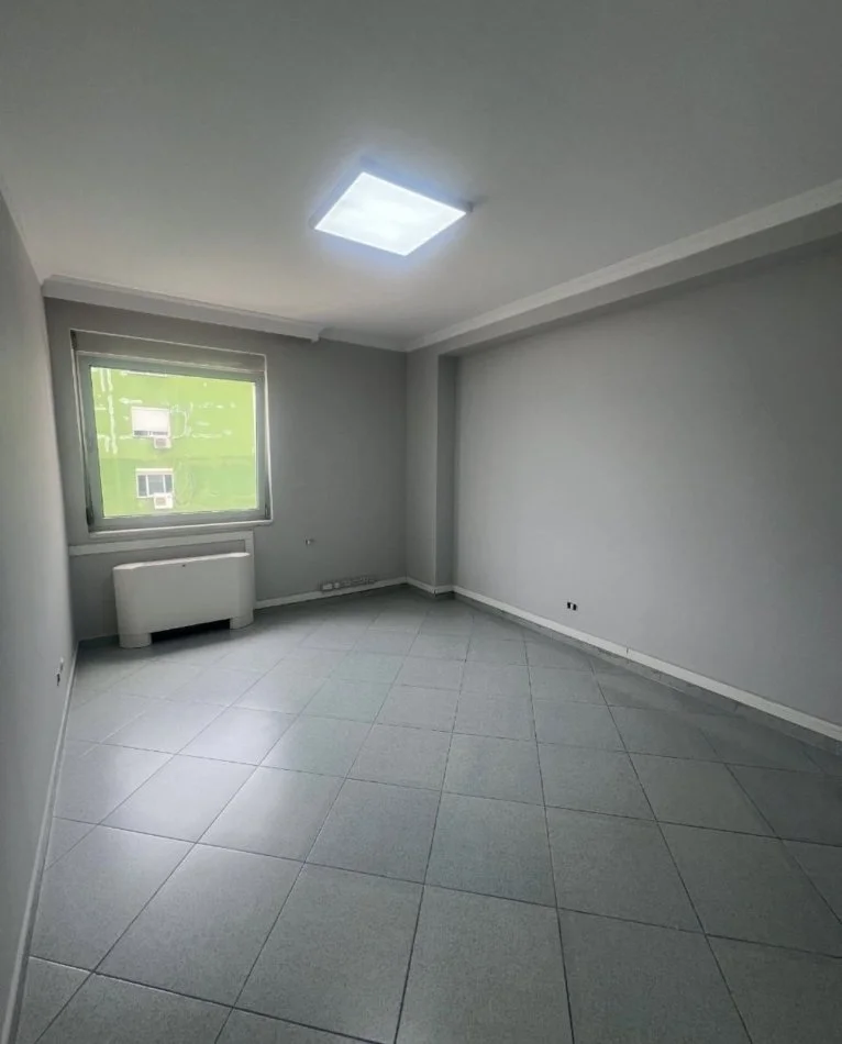 Tirane, jepet me qera ambjent biznesi Kati 9, 131 m² 1.000 € 