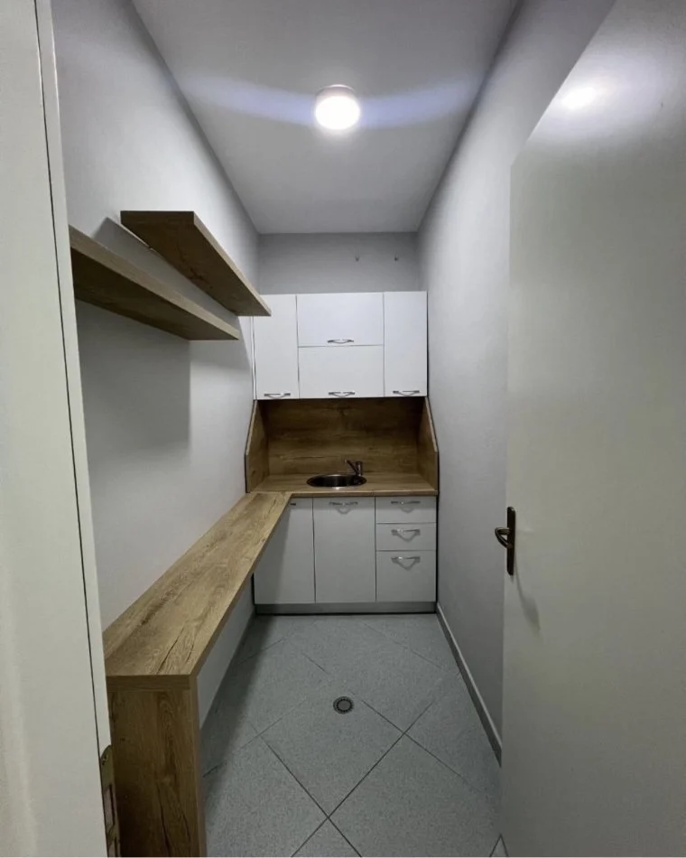 Tirane, jepet me qera ambjent biznesi Kati 9, 131 m² 1.000 € 