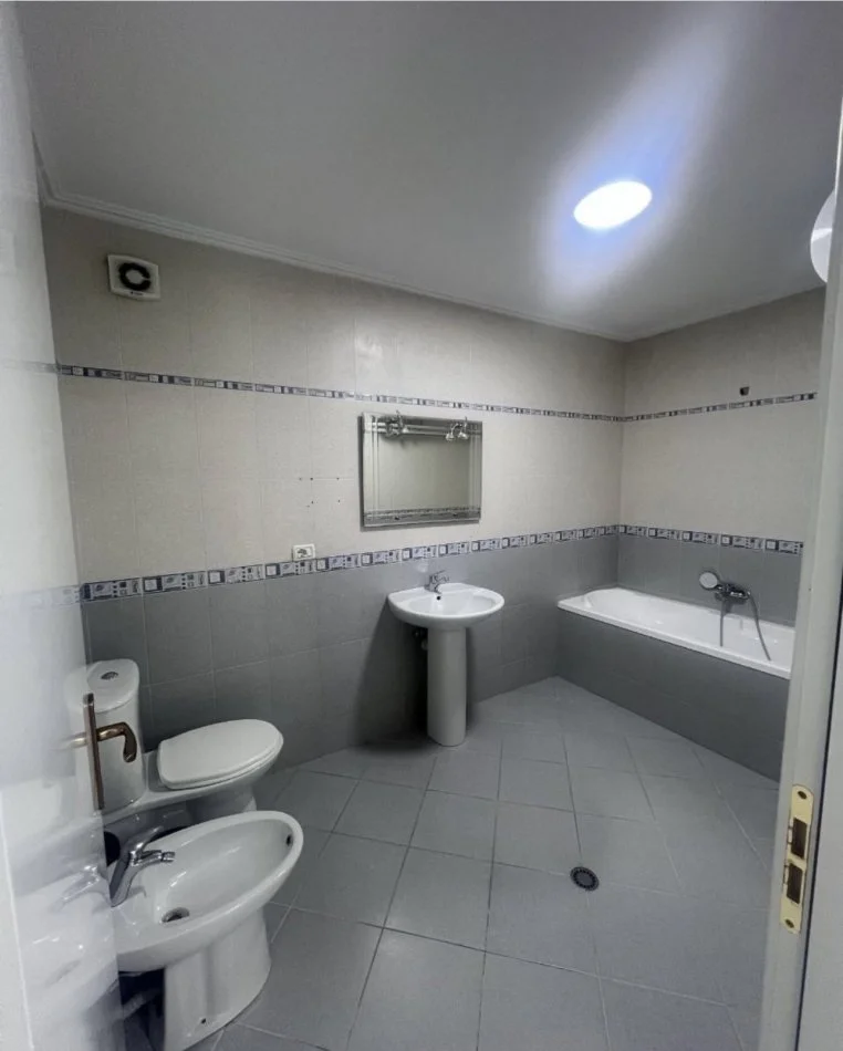 Tirane, jepet me qera ambjent biznesi Kati 9, 131 m² 1.000 € 