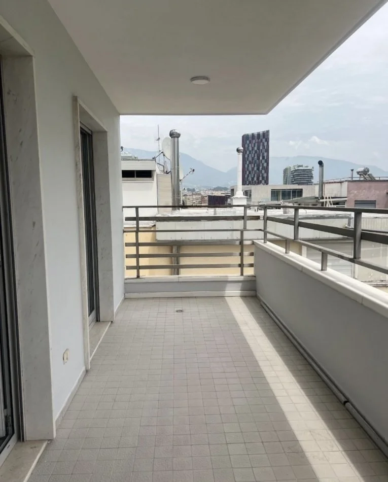 Tirane, jepet me qera ambjent biznesi Kati 9, 131 m² 1.000 € 