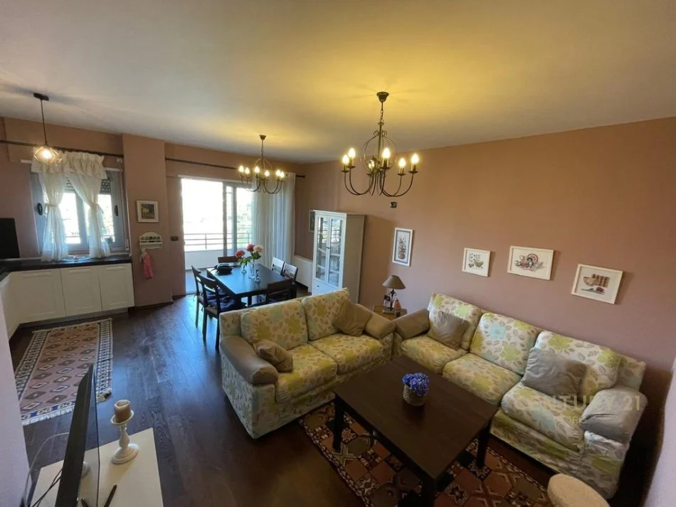 Tirane, jepet me qera apartament 2+1 Kati 4, 109 m² 900 € 