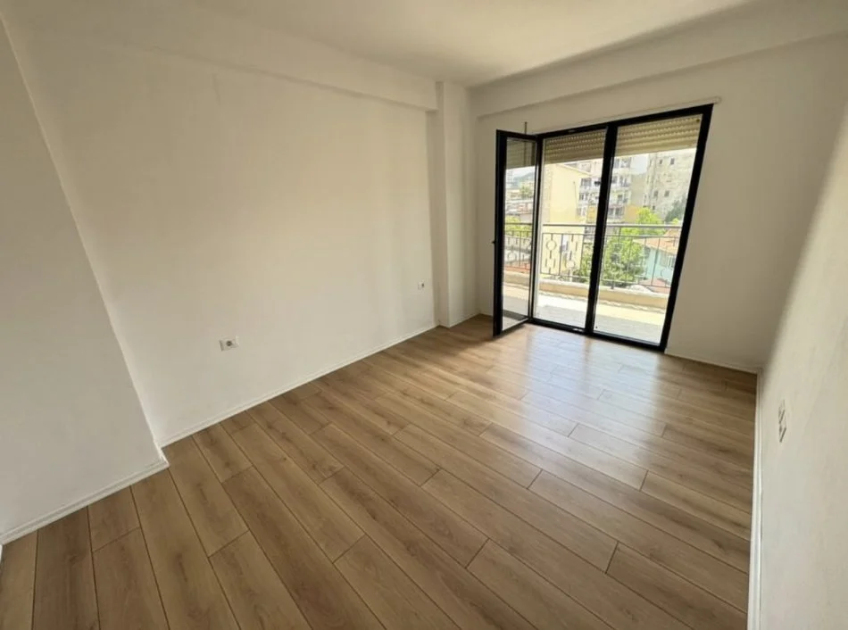 Tirane, jepet me qera apartament 1+1+Ballkon Kati 3, 60 m² 500 € (Prane Shkolles Se Baletit)