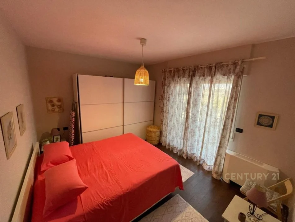 Tirane, jepet me qera apartament 2+1 Kati 4, 109 m² 900 € 