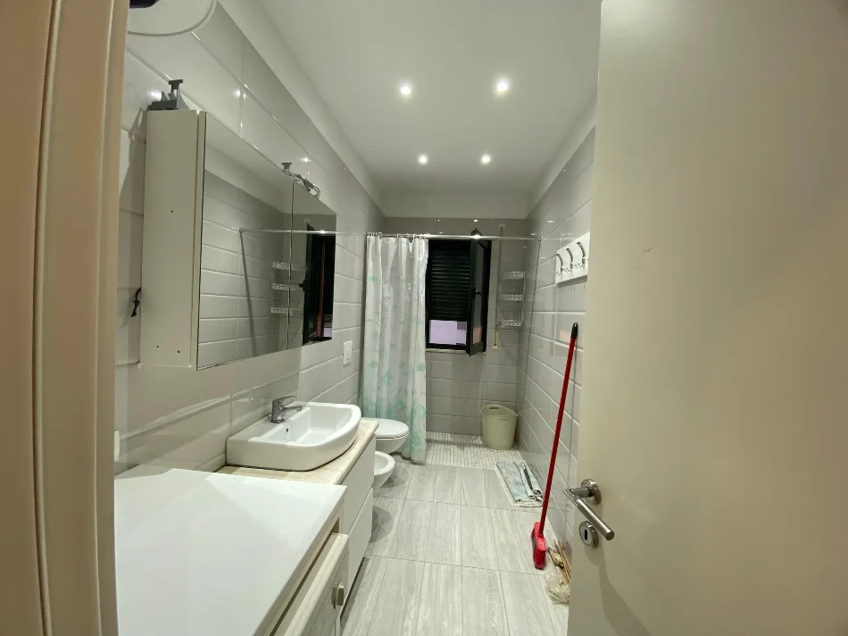 Tirane, jepet me qera 3+1+Ballkon , 