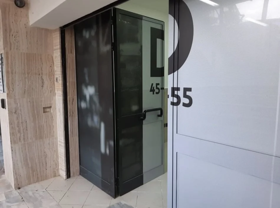 Tirane, jepet me qera zyre Kati -1, 35 m² 400 € (Prane Shkolles Avni Rustemi, Rruga e Bogdaneve)