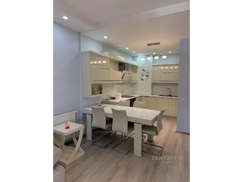 Tirane, jepet me qera apartament 2+1 Kati 6, 2 m² 800 € 