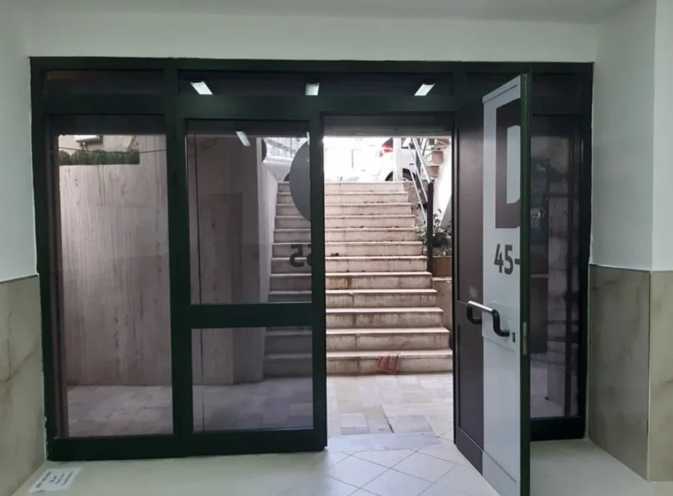 Tirane, jepet me qera zyre Kati -1, 35 m² 400 € (Prane Shkolles Avni Rustemi, Rruga e Bogdaneve)