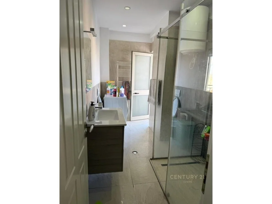 Tirane, jepet me qera apartament 2+1 Kati 6, 2 m² 800 € 