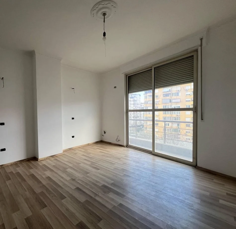 Tirane, Liste me oferta apartament 3+1 Kati 4, 139 m² 360.000 € (Komuna e Parisit)