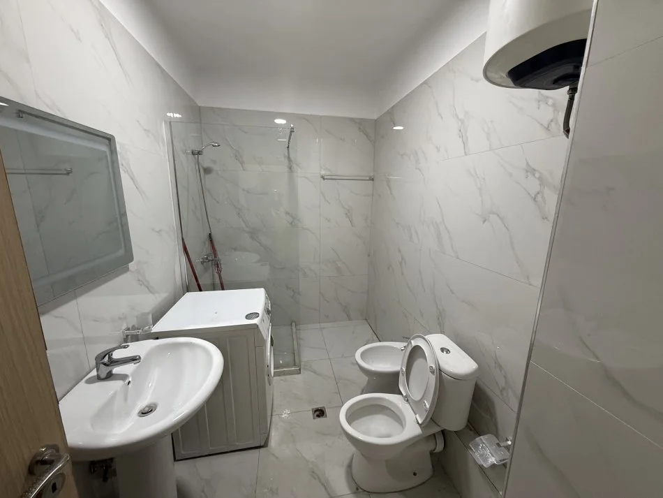 Tirane, jepet me qera apartament 1+1+Ballkon Kati 4, 65 m² 45.000 Lek (Unaza e Re, Astir)