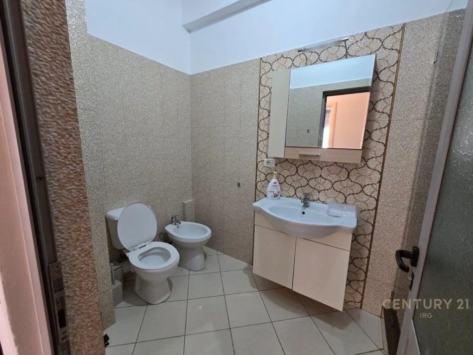 Tirane, jepet me qera apartament 2+1 Kati 3, 68 m² 450 € 
