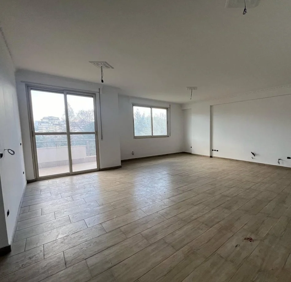 Tirane, Liste me oferta apartament 3+1 Kati 4, 139 m² 360.000 € (Komuna e Parisit)