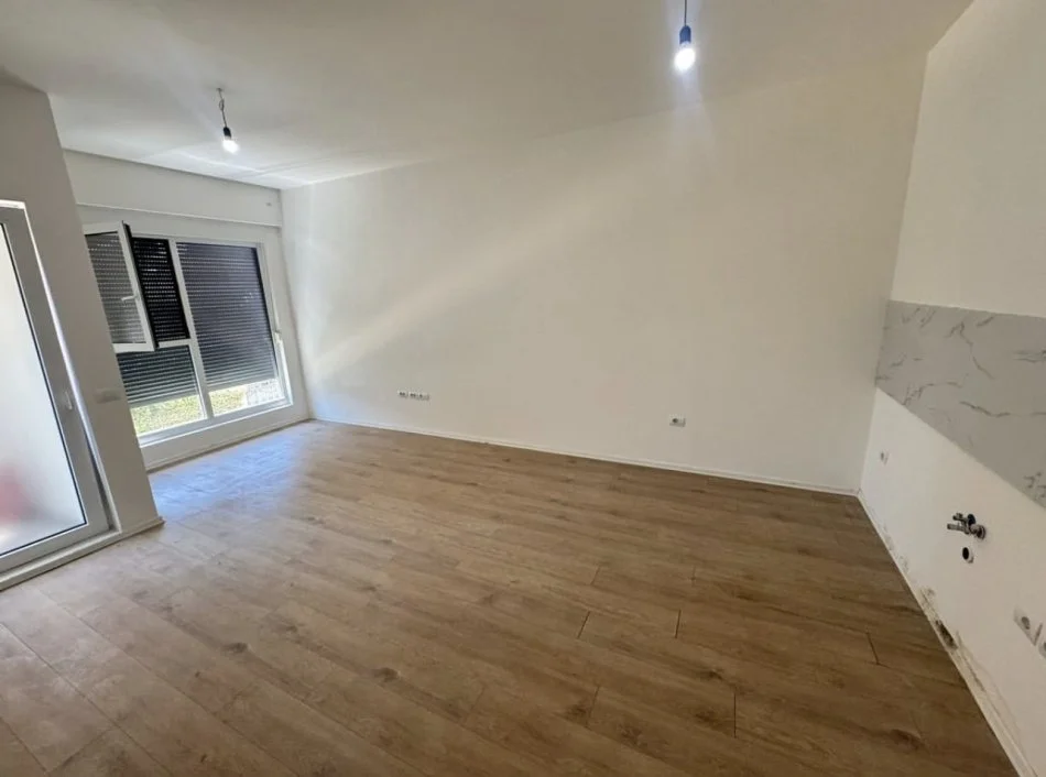 Tirane, jepet me qera apartament 2+1+Ballkon Kati 2, 90 m² 450 € (Kompleksi Marga 2, Prane Bulevardit Te Ri)