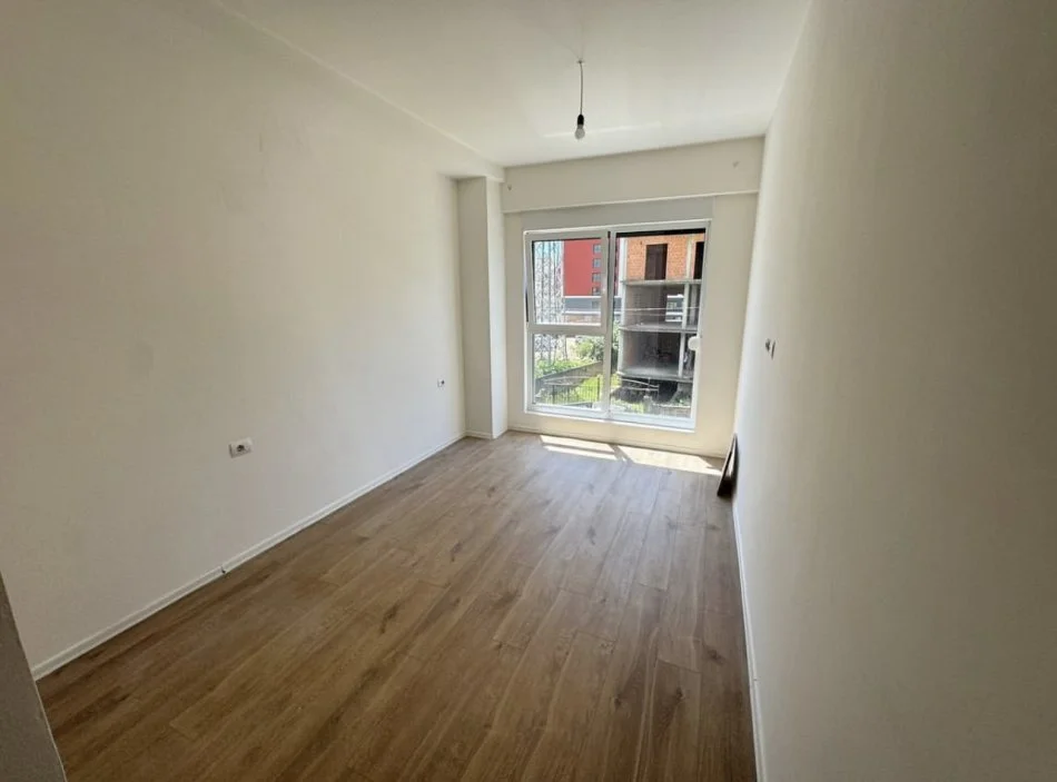 Tirane, jepet me qera apartament 2+1+Ballkon Kati 2, 90 m² 450 € (Kompleksi Marga 2, Prane Bulevardit Te Ri)