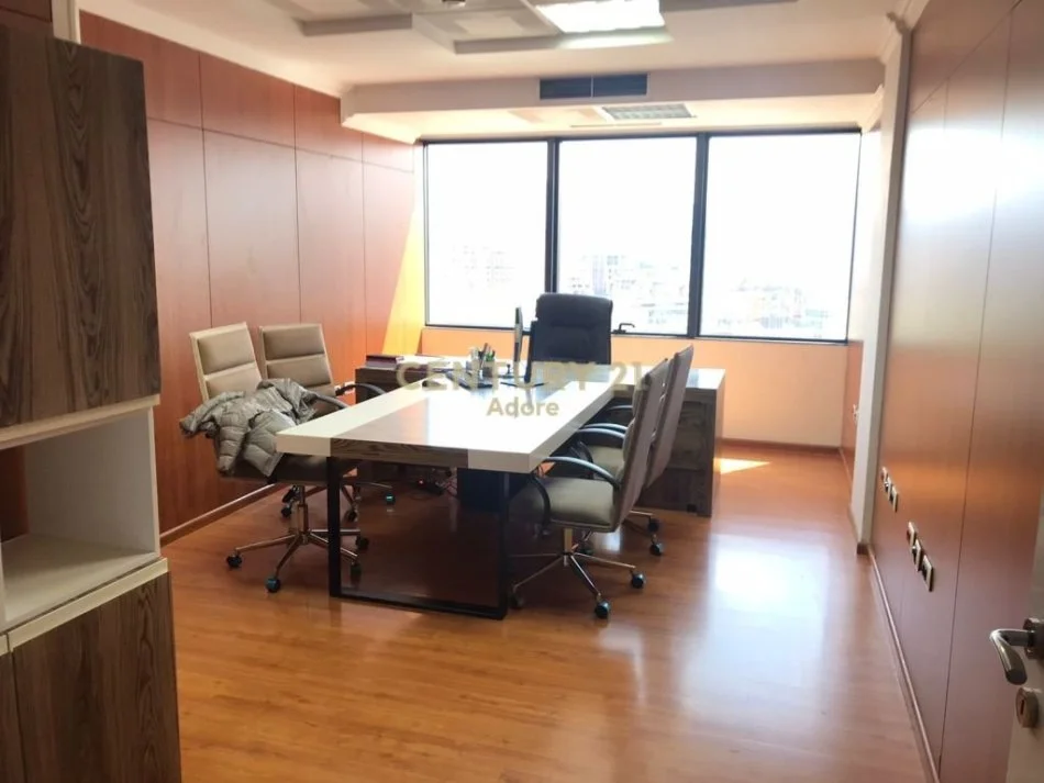 Tirane, jepet me qera ambjent biznesi Kati 12, 118 m² 2.000 € 