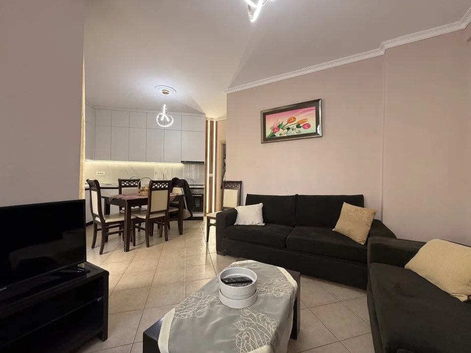 Tirane, jepet me qera apartament 1+1+Ballkon Kati 4, 65 m² 45.000 Lek (Unaza e Re, Astir)