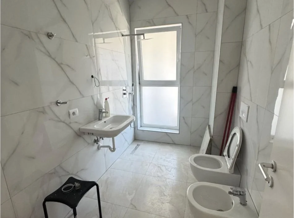 Tirane, jepet me qera apartament 2+1+Ballkon Kati 2, 90 m² 450 € (Kompleksi Marga 2, Prane Bulevardit Te Ri)