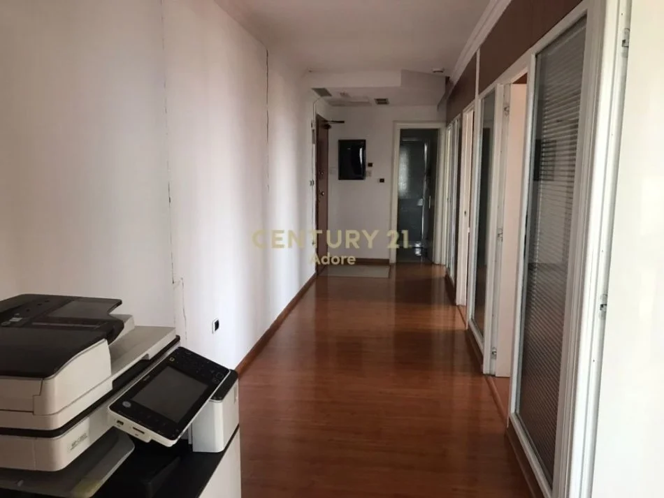 Tirane, jepet me qera ambjent biznesi Kati 12, 118 m² 2.000 € 