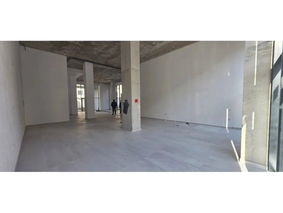 Tirane, jepet me qera ambjent biznesi , 200 m² 4.500 € 