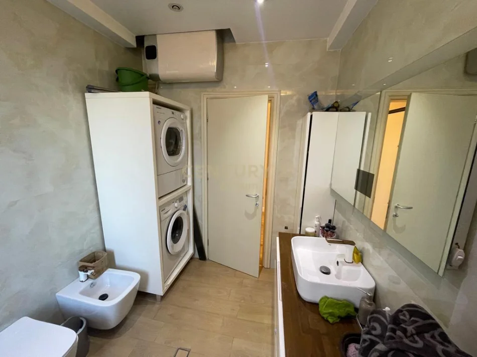 Tirane, shes apartament 3+1+Aneks+Ballkon Kati 3, 149 m² 300.000 € 