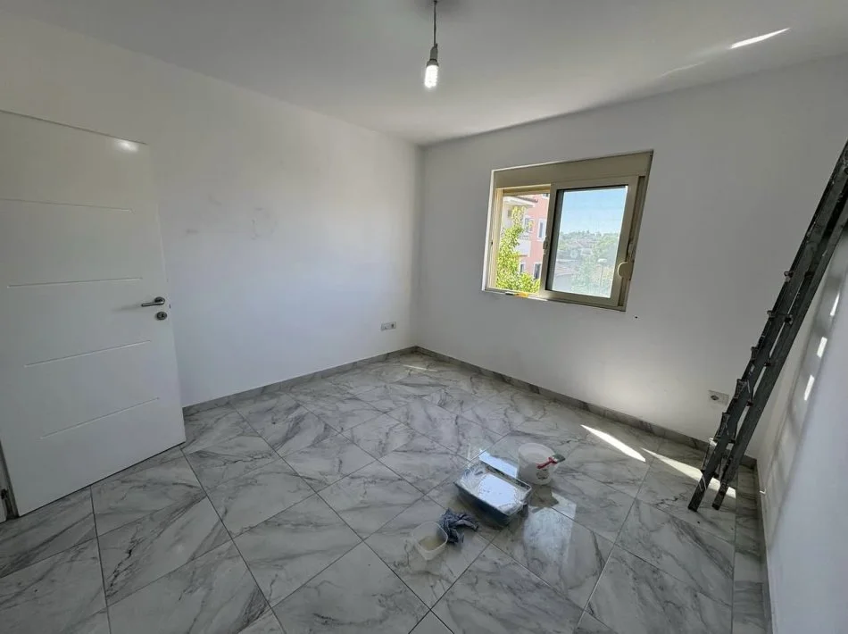Tirane, jepet me qera apartament 2+1+Aneks+Ballkon Kati 3, 74 m² 350 € (Prane Shkolles Bajram Curri, Rruga Noko Avrami)