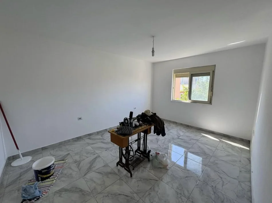 Tirane, jepet me qera apartament 2+1+Aneks+Ballkon Kati 3, 74 m² 350 € (Prane Shkolles Bajram Curri, Rruga Noko Avrami)
