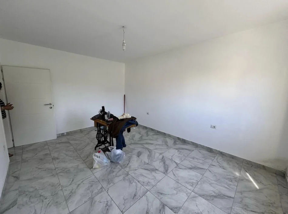 Tirane, jepet me qera apartament 2+1+Aneks+Ballkon Kati 3, 74 m² 350 € (Prane Shkolles Bajram Curri, Rruga Noko Avrami)