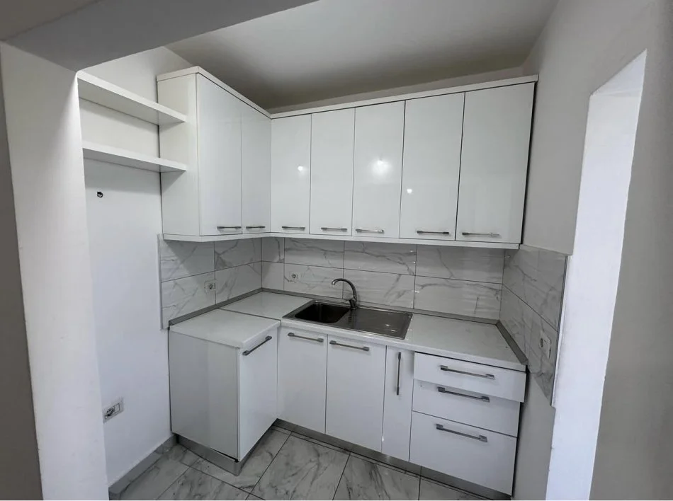 Tirane, jepet me qera apartament 2+1+Aneks+Ballkon Kati 3, 74 m² 350 € (Prane Shkolles Bajram Curri, Rruga Noko Avrami)