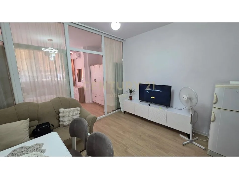 Tirane, jepet me qera apartament 1+1 Kati 4, 61 m² 550 € 