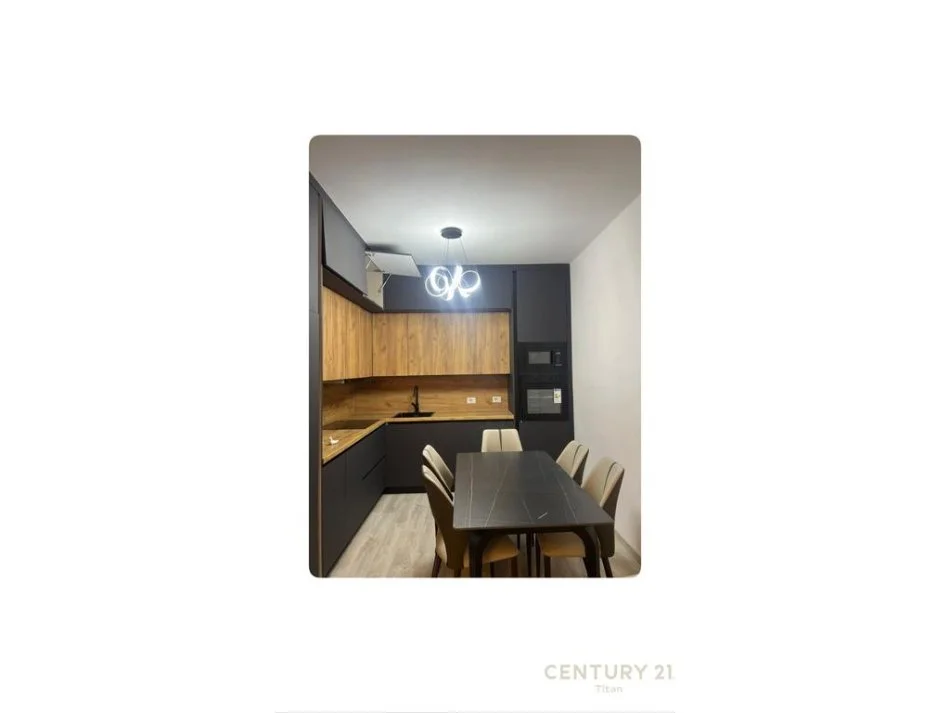 Tirane, jepet me qera apartament 3+1 Kati 1, 118 m² 1.000 € (Kompleksi Xheluks)