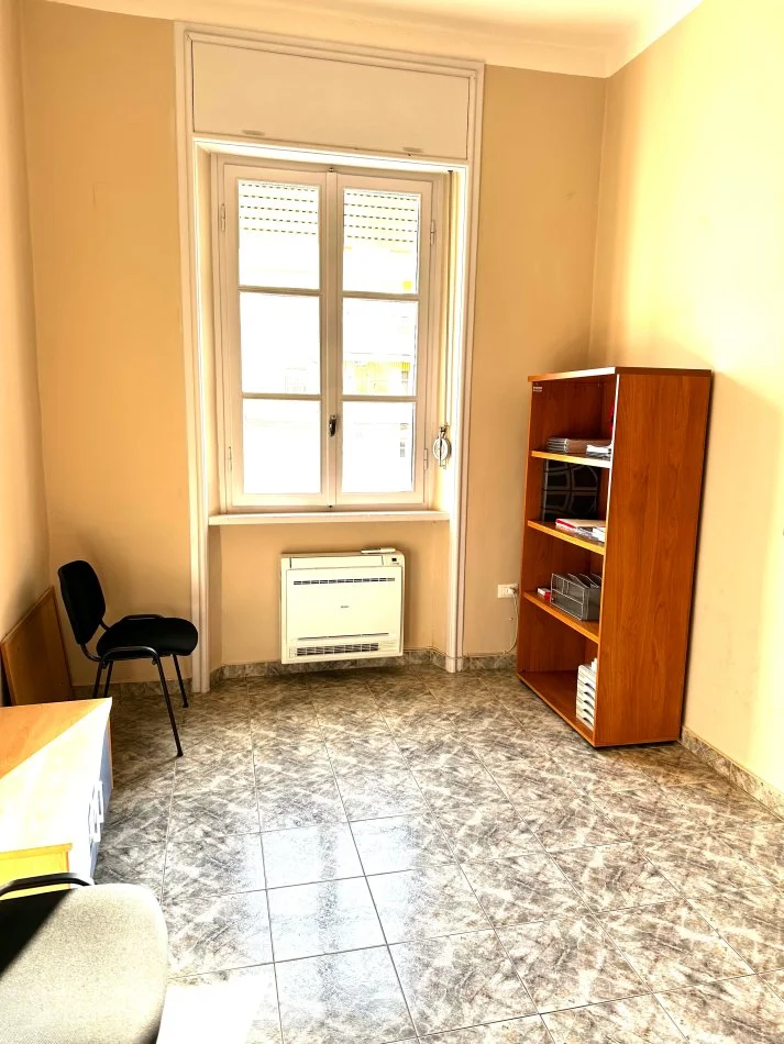 Tirane, jepet me qera zyre Kati 2, 20 m² 280 € (Rruga Emin Duraku)