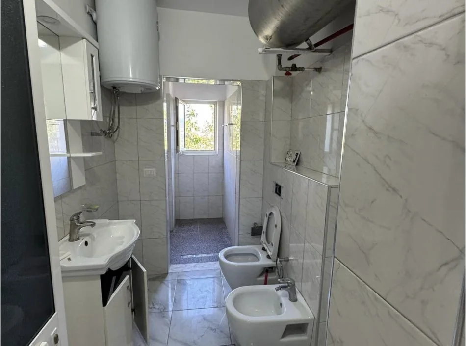 Tirane, jepet me qera apartament 2+1+Aneks+Ballkon Kati 3, 74 m² 350 € (Prane Shkolles Bajram Curri, Rruga Noko Avrami)