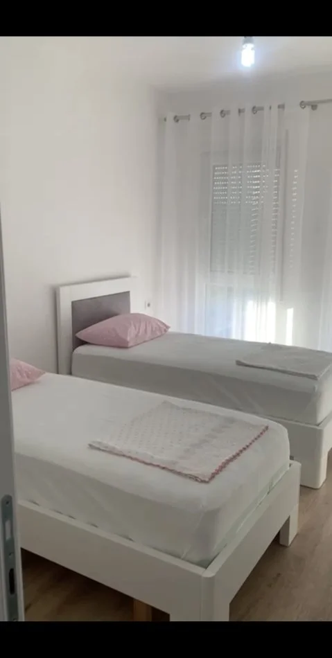 Tirane, jepet me qera apartament 2+1+Ballkon Kati 3, 95 m² 500 € (Univers City 2+1+Post Parkimi Totalisht I Mobiluar)