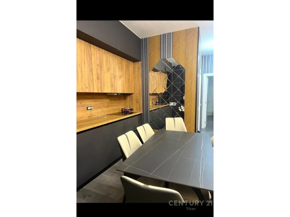 Tirane, jepet me qera apartament 3+1 Kati 1, 118 m² 1.000 € (Kompleksi Xheluks)