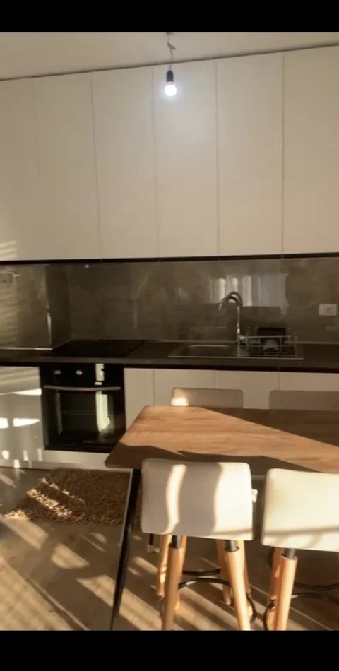 Tirane, jepet me qera apartament 2+1+Ballkon Kati 3, 95 m² 500 € (Univers City 2+1+post parkimi I sapomobiluar)