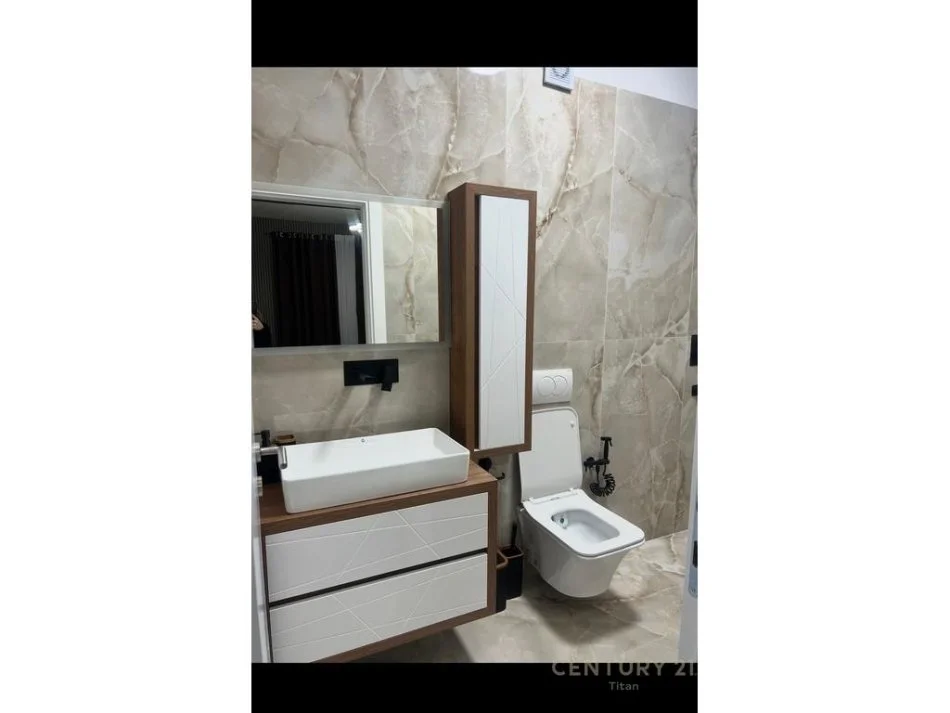 Tirane, jepet me qera apartament 3+1 Kati 1, 118 m² 1.000 € (Kompleksi Xheluks)
