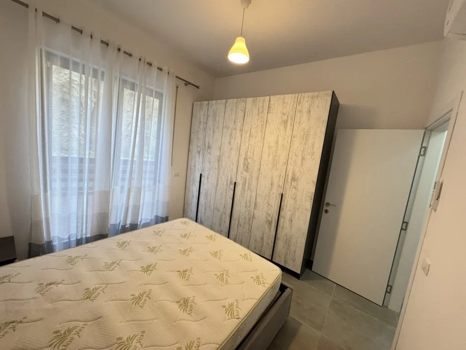 Tirane, jepet me qera apartament 1+1+Ballkon Kati 1, 90 m² 500 € (Rruga zallit)