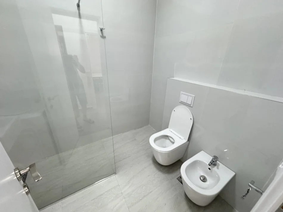 Tirane, jepet me qera apartament 1+1+Ballkon Kati 1, 90 m² 500 € (Rruga zallit)