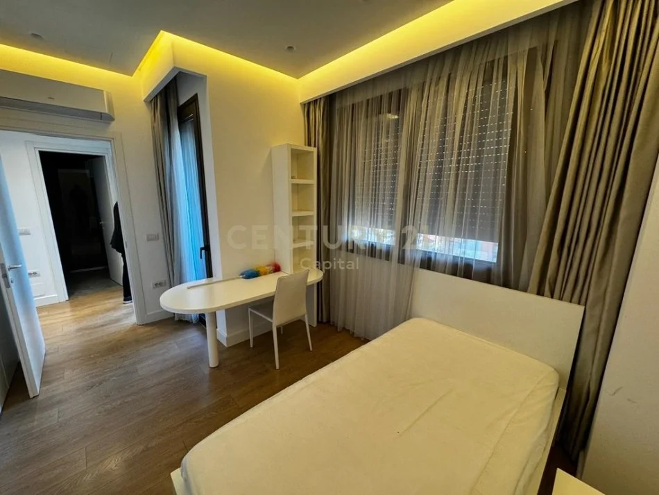 Tirane, jepet me qera apartament duplex 3+1+Aneks+Ballkon Kati 6, 170 m² 1.500 € 