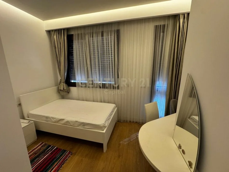 Tirane, jepet me qera apartament duplex 3+1+Aneks+Ballkon Kati 6, 170 m² 1.500 € 