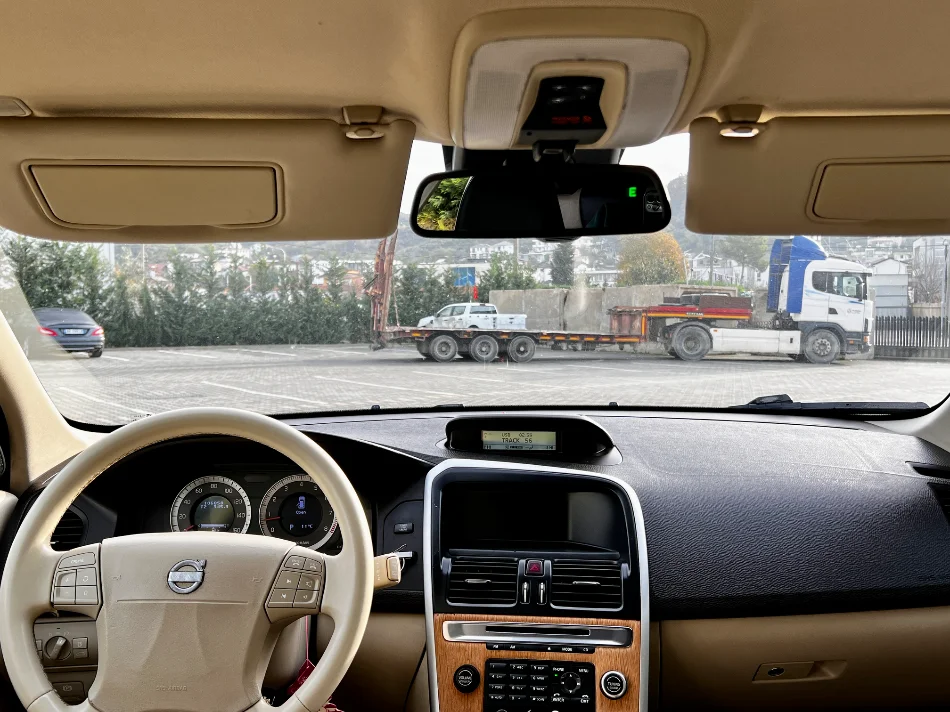 Shqiperi, shes SUV Volvo xc60 3.0B/G Benzin, blu e errët automatik Klima 172.000 km 82.000 €