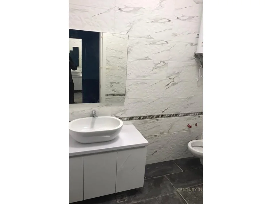 Tirane, jepet me qera apartament 2+1 Kati 2, 100 m² 700 € 