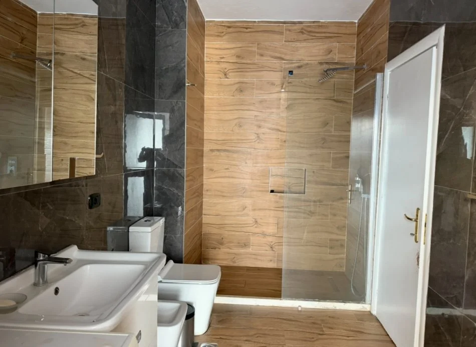 Tirane, shitet apartament 2+1+Ballkon Kati 3, 145 m² 445.000 € (Rruga Perlat Rexhepi)