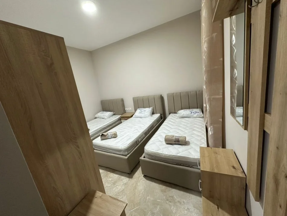 Tirane, jepet me qera apartament 1+1+Ballkon Kati 2, 75 m² 360 € (Rruga Pjeter Budi)