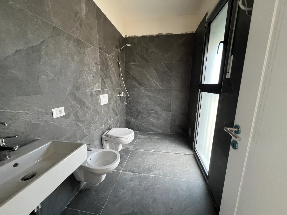 Tirane, jepet me qera apartament 2+1+Ballkon Kati 1, 106 m² 550 € (Bulevardi i ri)