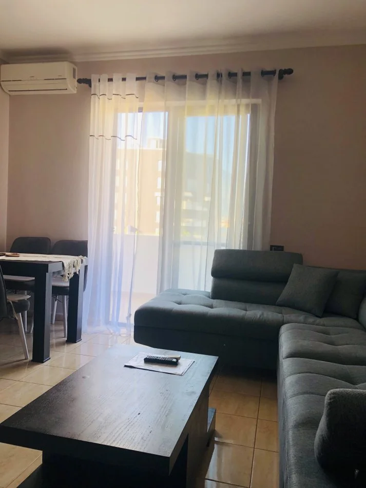 Tirane, jap me qera apartament 1+1+Ballkon Kati 6, 680 € 