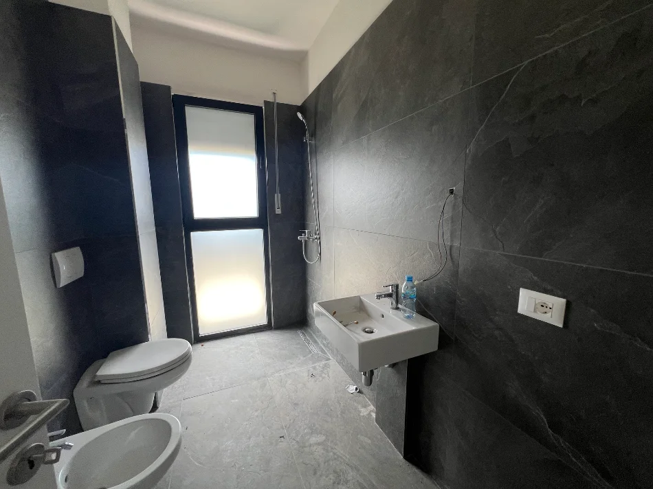 Tirane, jepet me qera apartament 2+1+Ballkon Kati 8, 100 m² 400 € (Bulevardi i Ri)