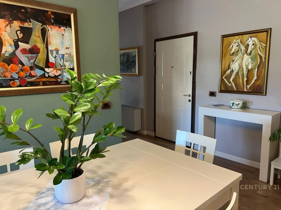 Tirane, jepet me qera apartament 3+1 Kati 3, 160 m² 1.650 € (Rruga Kosovarve,Kompleksi Dinamo)