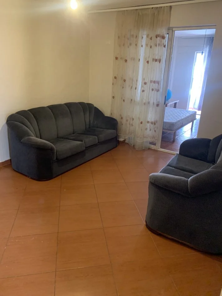 Tirane, jepet me qera apartament 3+1+Ballkon Kati 4, 110 m² 370€ (Apartament 21 Dhjetori Cuna,Vajza, Familje)