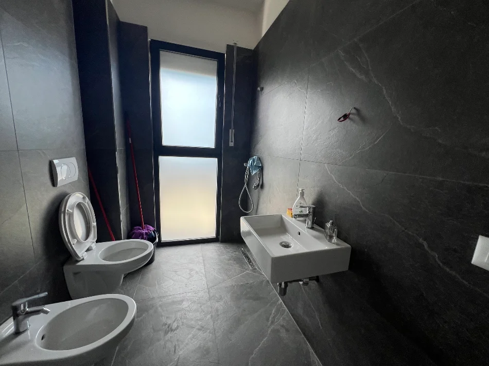 Tirane, jepet me qera apartament 1+1+Ballkon Kati 8, 71 m² 300 € (Bulevardi i Ri)
